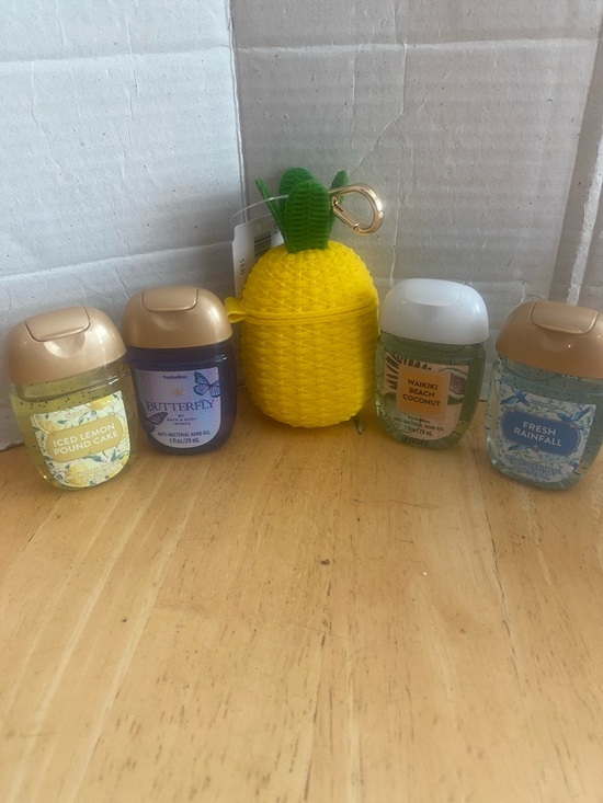 Bath & Body Works Other - Bath & Body Works set 5 - Pineapple gel Holder bag charm & 4 hand gels NWT
